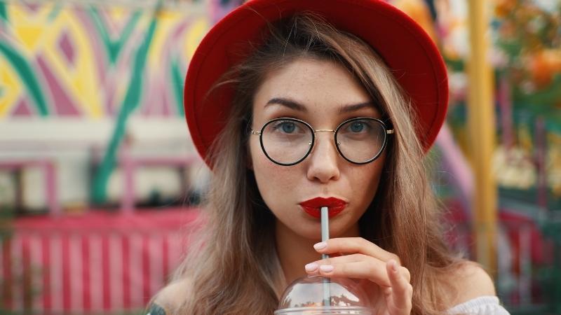 M&agrave;u da cũng ảnh hưởng đến việc chọn k&iacute;nh