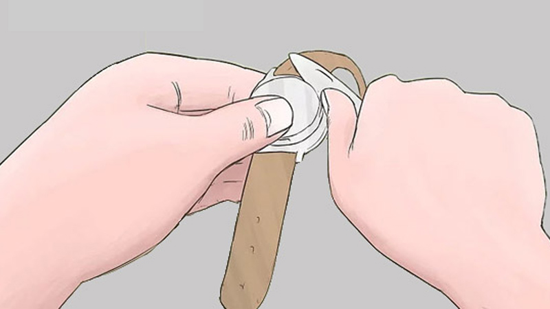 Dùng móng tay hoặc lưỡi dao để mở nắp