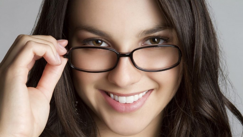 Cận bao nhiêu độ thì nên đeo kính? Có nên đeo kính cận thường xuyên?