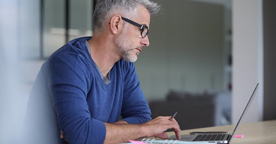 Tại sao người già thường phải đeo kính lão? Các tiêu chí chọn mua