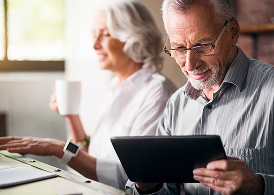 Tại sao người gi&agrave; thường phải đeo k&iacute;nh l&atilde;o?