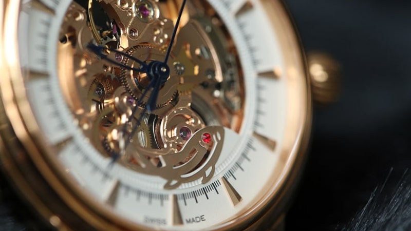 Chân kính làm tăng tính thẩm mĩ cho đồng hồ