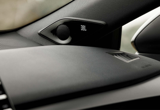 Loa JBL cũng được sử dụng tại các sân khấu nhạc rock và các buổi liên hoan âm nhạc