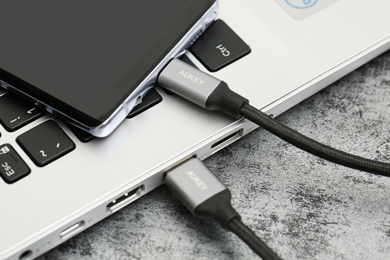 C&aacute;p sạc Aukey được thiết kế đơn giản, bền bỉ