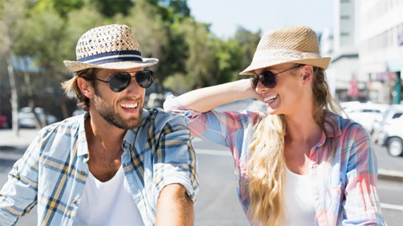 Mắt kính giúp người hoạt động ngoài trời che chắn tia UV, khói bụi