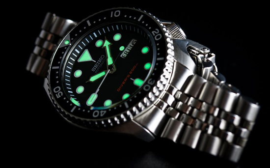 Đồng hồ Seiko với dạ quang LumiBrite