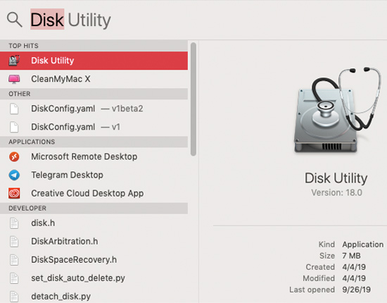 Mở công cụ Disk Utility bằng phím tắt Command + Space và gõ Disk Utility (hoặc vào Applications  Utilities  mở Disk Utility)