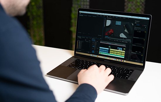 Macbook Pro nhắm đến đối tượng người dùng chuyên nghiệp, những người cần làm những công việc đặc thù