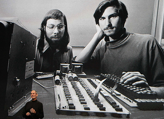 Apple được thành lập vào ngày 1/4/1976 bởi Steve Jobs và Steve Wozniak tại Los Altos Ban California