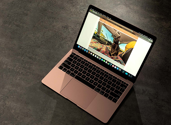 Macbook Air nỗi tiếng là dòng sản phẩm laptop mỏng nhẹ, thời lượng Pin ấn tượng, 