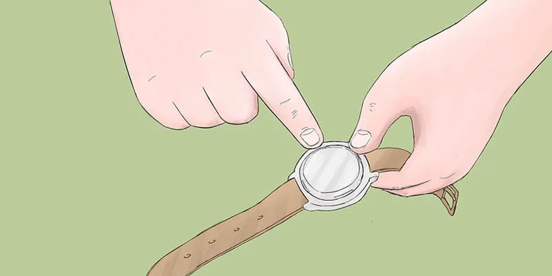 kiểm tra bản lề của mặt lưng đồng hồ