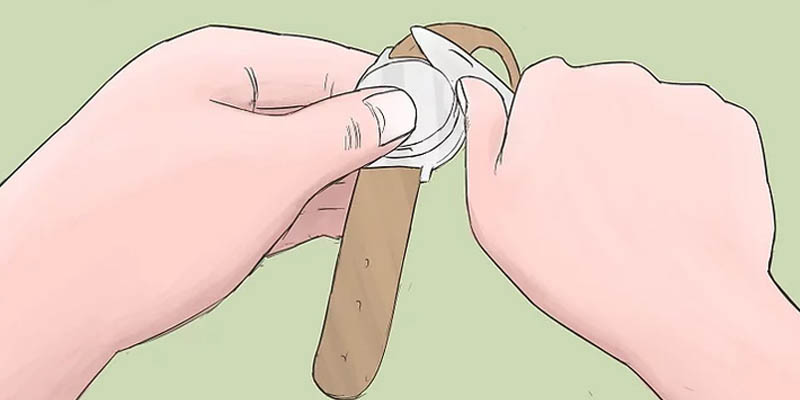 d&ugrave;ng lưỡi dao cạo thay cho m&oacute;ng tay