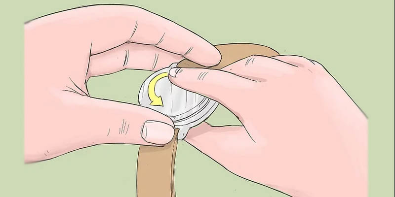 thao t&aacute;c th&aacute;o mặt đồng hồ bằng tay sau khi đ&atilde; nới lỏng được ốc