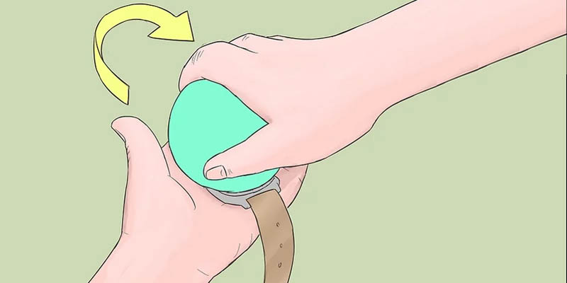 xoay b&oacute;ng cao su xu&ocirc;i chiều kim đồng hồ để vặn lại mặt đồng hồ