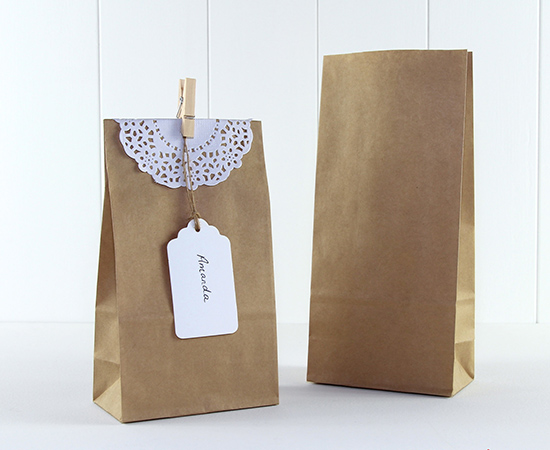 Giấy Ivory có một mặt láng dùng để in ấn thông tin, hình ảnh sản phẩm, và một mặt sần sủi nằm ở phía trong sản phẩm