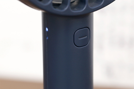 quạt sạc mini c&oacute; đ&egrave;n b&aacute;o sạc