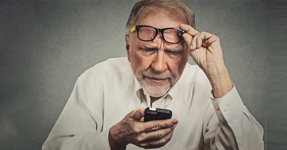 Tiêu chí chọn mua điện thoại cho người lớn tuổi - Hãng nào tốt nhất?