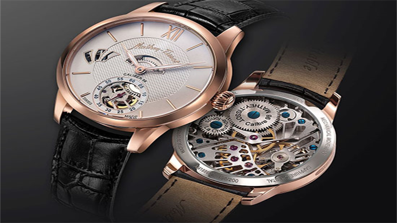  Dòng Edmond 1886 Calibre 98 Limited Edition Là loại đồng hồ Hand Winding (Lên dây cót bằng tay), với thiết kế để lộ, linh kiện bên trong cho ta cảm nhận được sự tinh tế của từng chi tiết máy, đồng thời có được sự mạnh mẽ và chất cổ điển từ bên trong.