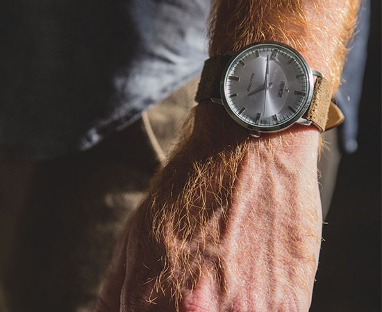 - THE ALCHEMIST Là loại đồng hồ Automatic (tự lên dây cót) đầu tiên được sản xuất bởi Fonderia. Với kiểu dáng kết hợp giữa cổ điển và hiện đại cùng với những đường nét tinh tế thì dòng này vô cùng đáng để lựa chọn. Khả năng chống nước là 5 ATM.