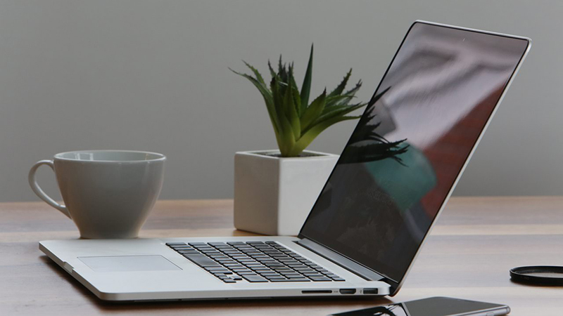 Bạn nên mua laptop có màn hình 14 inch trở lên, đi kèm độ phân giải Full HD