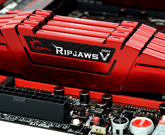 RAM (Random Access Memory) là loại bộ nhớ truy xuất ngẫu nhiên. Cho phép đọc và ghi ngẫu nhiên đến bất kì vị trí nào trong bộ nhớ dựa theo đia chỉ ô nhớ. Và những gì được lưu trên RAM chỉ là tạm thời, khi bạn tắt máy thì chúng sẽ mất đi.
