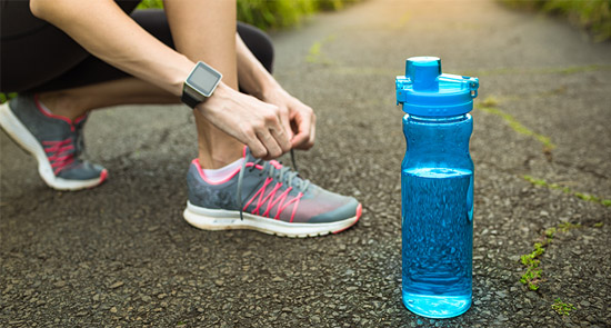 b&igrave;nh nhựa d&ugrave;ng khi đi  thể thao