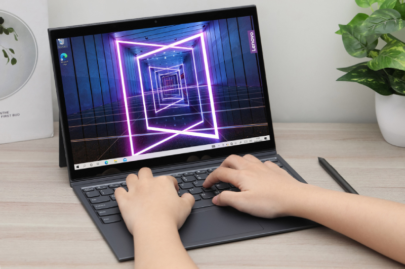 Trọng lượng cực nhẹ v&agrave; t&iacute;nh năng 360 độ, bạn sẽ l&agrave;m việc như một m&aacute;y t&iacute;nh bảng