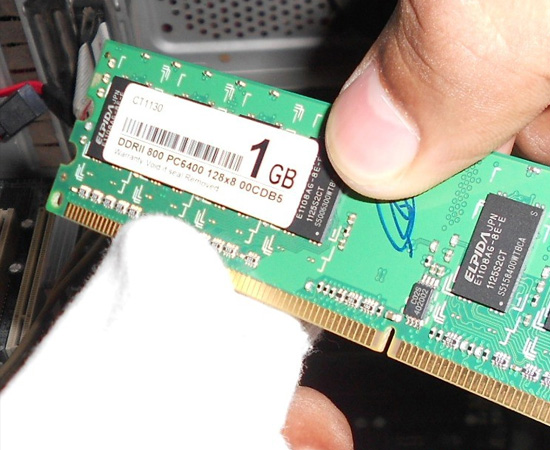 Vệ sinh RAM bằng cách dùng vải.