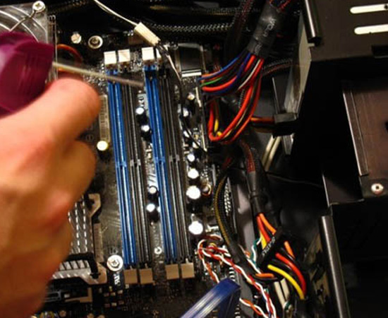 Khe cắm RAM dính bụi, bẩn.