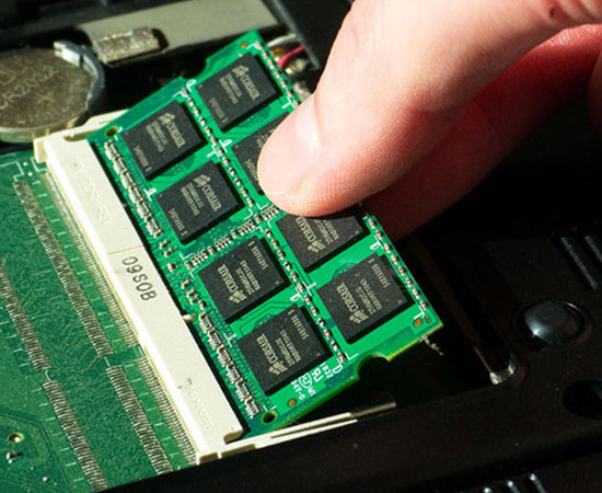Bước 2: Tháo từng thanh RAM cẩn thận tránh làm hỏng khe cắm hoặc chân RAM.
