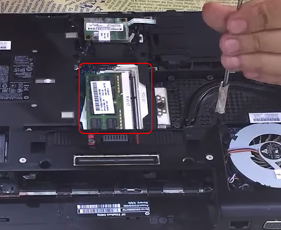Tháo mặt lưng laptop ở vị trí có RAM (nên nhớ giữ kỹ các con ốc để tránh rơi mất).