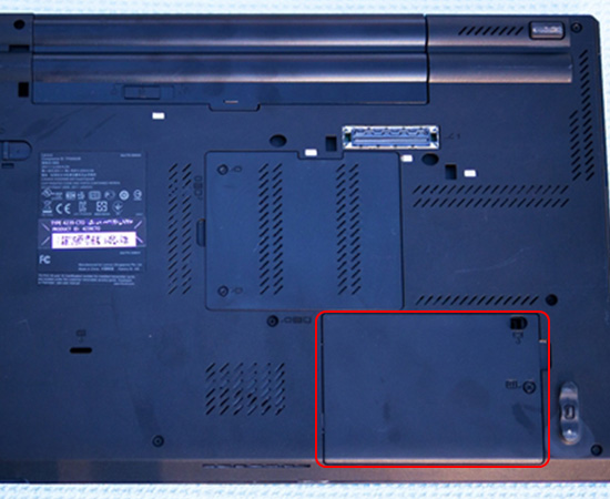 Đặt laptop ngược lại và xác định vị trí của ổ cứng rồi sau đó tháo ra (nên để các ốc vít ở cùng 1 chỗ tránh bị mất).