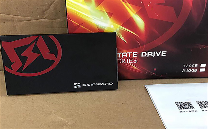 Ổ cứng SSD (Solid-State-Drive) hay còn được gọi là Ổ cứng thể rắn hoặc Ổ lưu trữ bán dẫn và là một thiết bị lưu trữ dữ liệu trên máy tính. Nó cũng giống một chiếc USB nhưng cấu trúc phức tạp hơn rất nhiều.