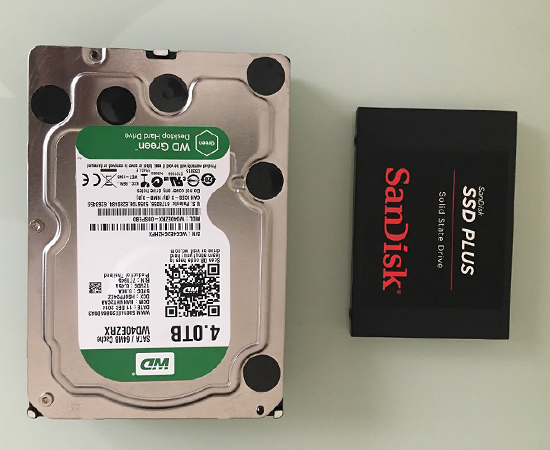 Khả năng chống sốc của SSD tốt hơn rất nhiều so với HDD do ở HDD là ổ đĩa vật lý nên những va chạm cho dù nhỏ thì cũng sẽ gây ảnh hưởng đến ổ cứng cũng như toàn bộ dữ liệu có trong máy. Chưa kể về vấn đề nhiệt độ quá cao cũng có thể ảnh hưởng đến ổ HDD.