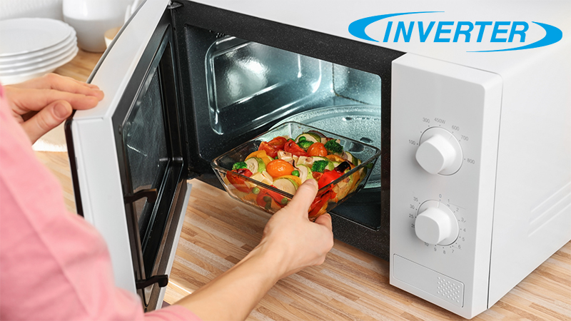 Lò vi sóng Inverter phân biết nhiệt đều hơn khiến việc nấu ăn sẽ tiết kiệm thời gian và tiết kiệm điện năng hơn