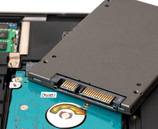 Điều này thật sự không chính xác hoàn toàn, có thể tuổi thọ của SSD sẽ giảm đi sau số lần đọc nhất định. Nhưng tuổi thọ của một ổ cứng thống thường có khả năng đọc ghi hơn 600 TB và có khả năng đến hơn 2400 TB thì thật sự việc cài game trên ổ SSD sẽ chẳng có vấn đề gì.