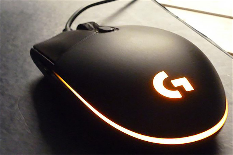 Với mức giá khá mềm ở tầm khoảng 500k đổ lại thì dòng chuột gaming này rất đáng được cân nhắc cho các game thủ sử dụng, với kiểu dáng tuy không có gì đặc biệt nhưng chúng được thiết kế đối xứng 2 bên cùng thân hình thon gọn với vỏ ngoài nhám sáng bóng cùng hệ thống đèn Led vô cùng bắt mắt.