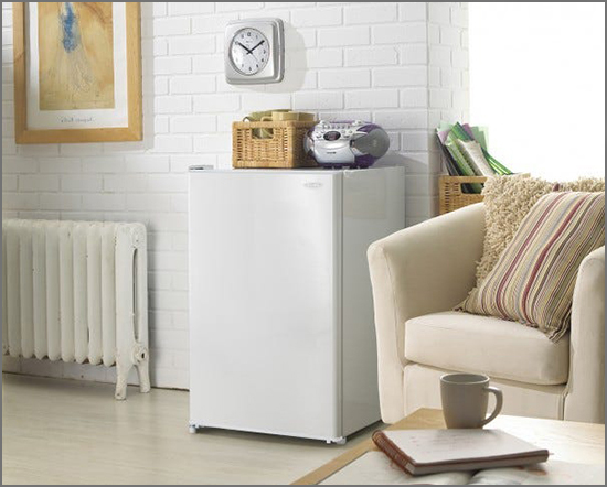 Tủ lạnh mini đặt trong ph&ograve;ng kh&aacute;ch gi&uacute;p tiện lợi khi lấy thực phẩm, nước uống