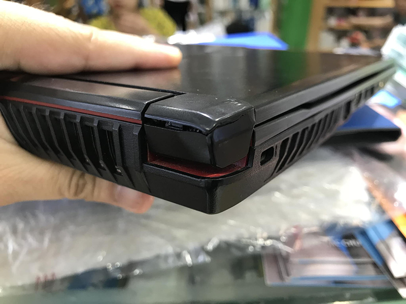 Laptop MSI đi k&egrave;m với g&oacute;i bảo vệ thiệt hại do tai nạn