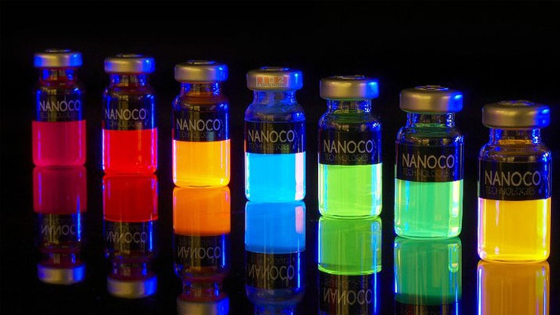 Chấm lượng tử là những hạt nhỏ phát sáng nhiều màu khác nhau trong dung môi