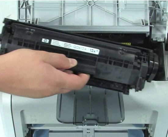 lắp hộp mực v&agrave;o m&aacute;y in