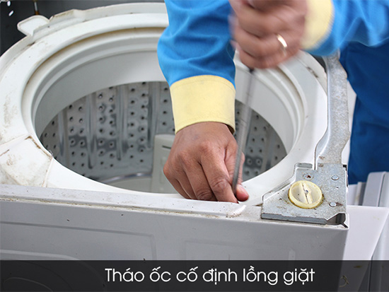 Tháo ốc cố định lồng giặt