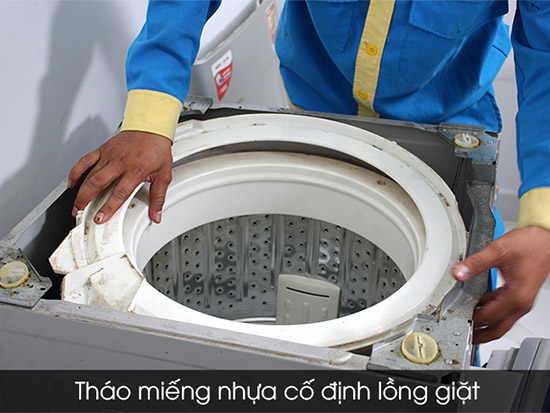 Tháo miếng nhựa cố định lồng giặt