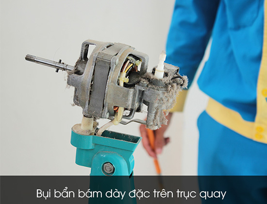 bụi bám dày trên trục quay