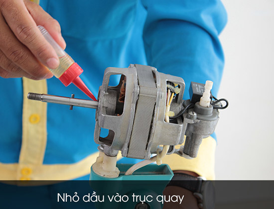 châm dầu máy