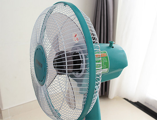gắn nep giữ khung quạt