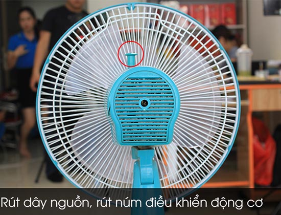 rút dây nguồn và núm điều khiển quay 