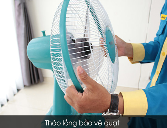 Tháo lồng bảo vệ quạt.