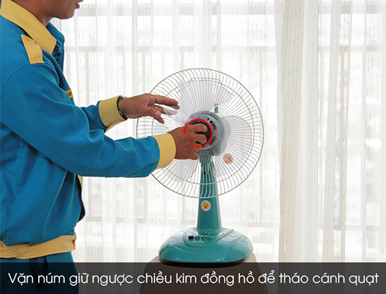 Tháo cánh quạt bằng cách vặn núm giữ ngược chiều kim đồng hồ.
