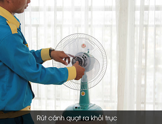 Rút cánh quạt ra khỏi trục.